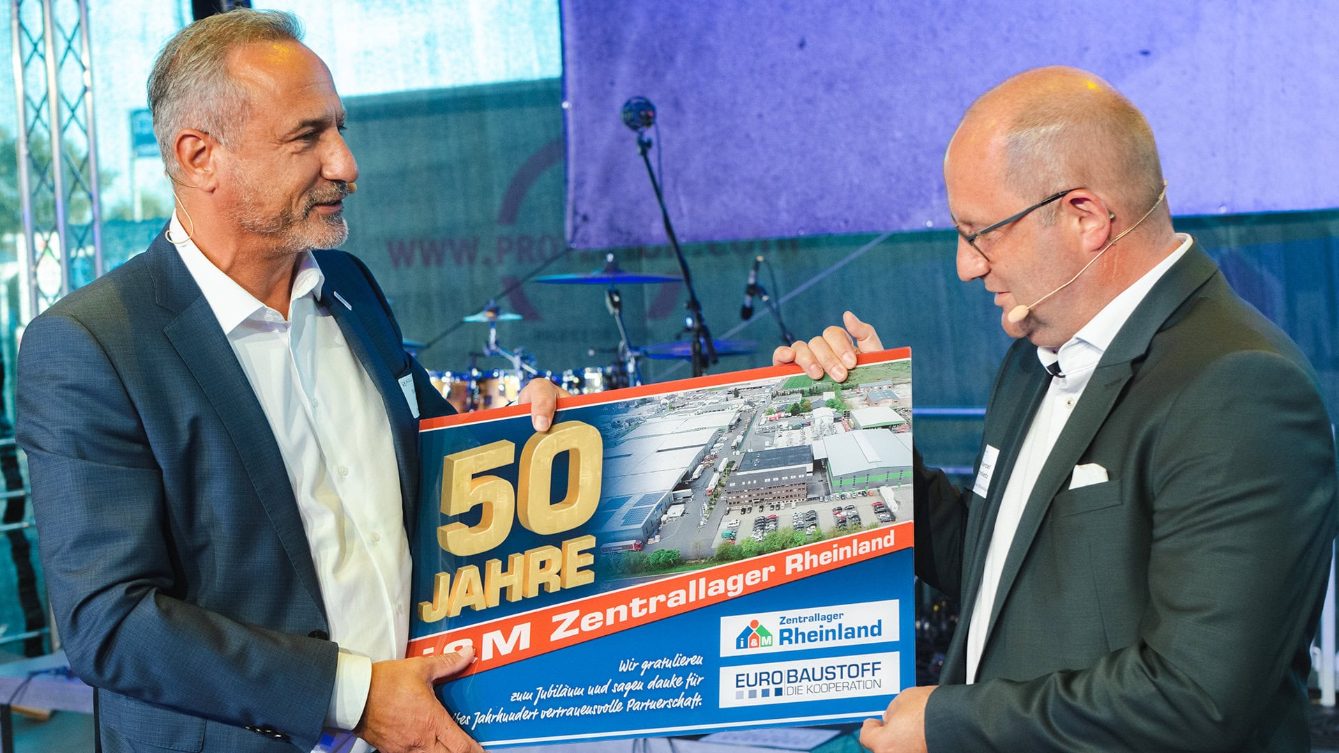 Dr. Eckard Kern (l.) dankte Marcel Schnietz für ein halbes Jahrhundert vertrauensvolle Zusammenarbeit. Foto: Sandra-Stein.de