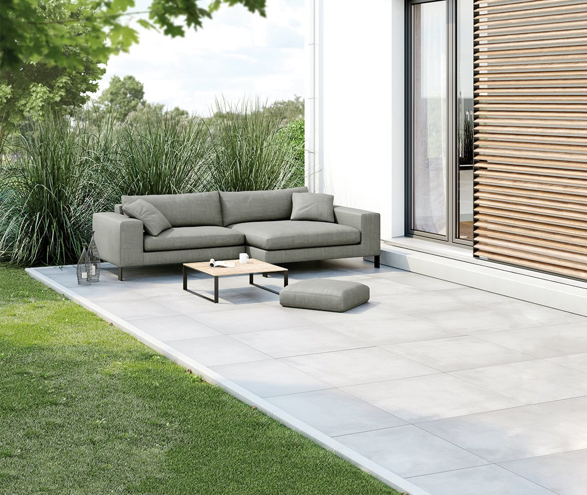 Stelzlager schaffen auf unebenem Untergrund ebene Flächen als Unterbau für Terrassenplatten – wie hier für eine Gartenterrasse. Foto: alferpro
