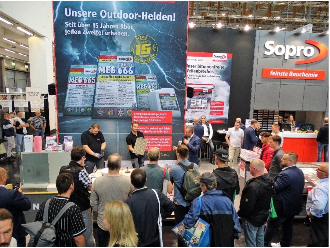 Auch in diesem Jahr wieder ein Publikumsmagnet: die mehrmals täglich am Sopro Messestand durchgeführten Live-Vorführungen auf der GaLaBau 2022. Foto: Sopro Bauchemie