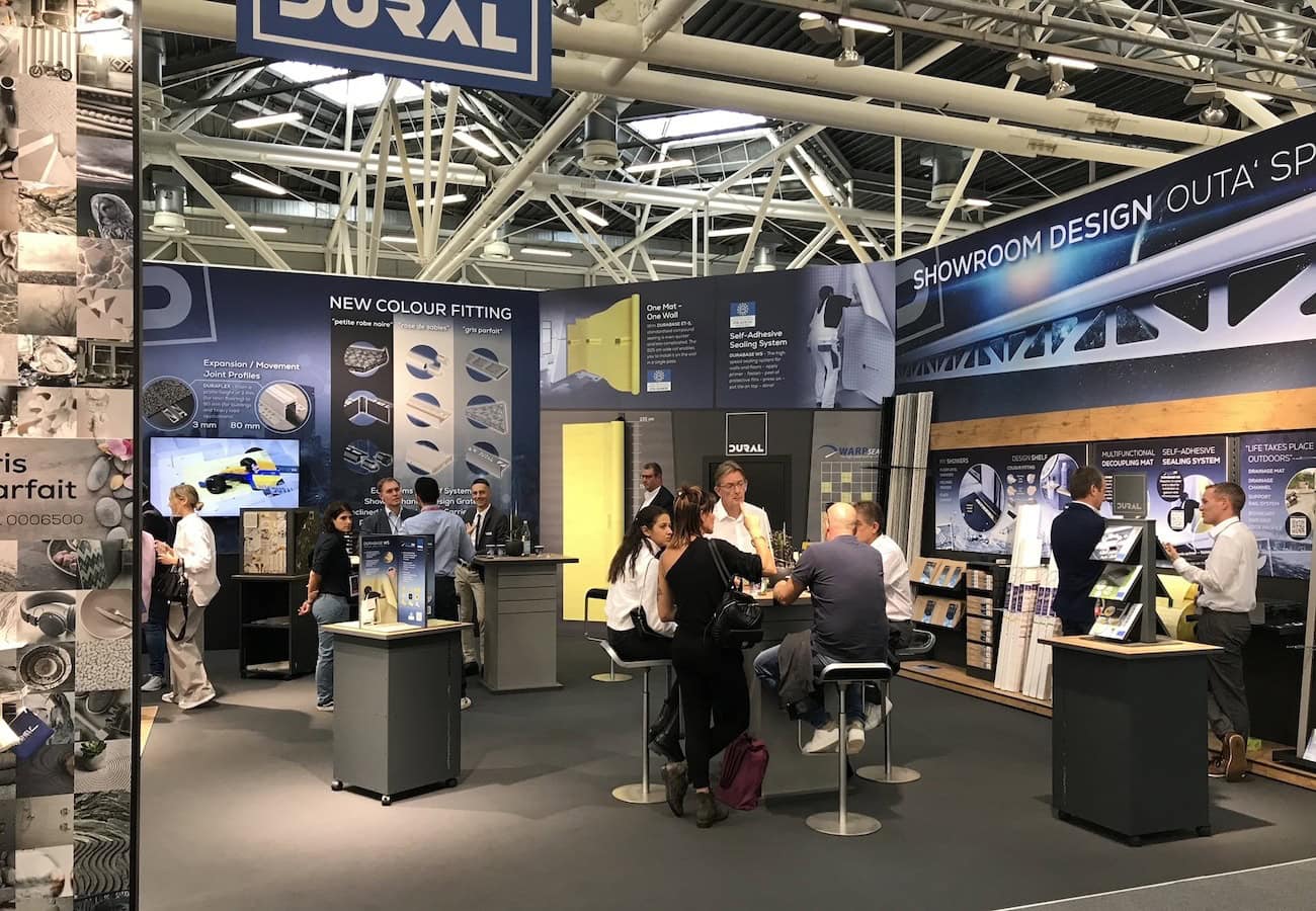 Dural zeigte auf der Cersaie 2022 eine Vielfalt an Produkten für den Fliesenleger sowie den Fachhandel und bot den zahlreichen Besuchern ein ansprechendes Gesprächsumfeld.