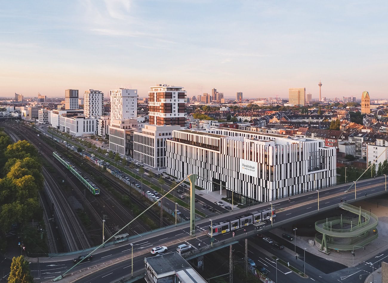 Der 80 Quadratmeter große Megascreen unterhält als überdimensionaler Social-Media-Kanal die Pendler auf der Bahnstrecke nach Düsseldorf.