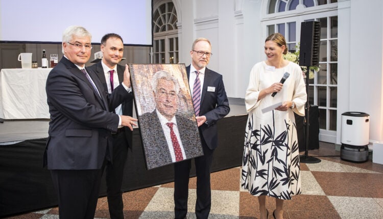 Ina Hundhausen, Martin Glöckner und Martin Ludescher (v.r.) überreichten Norbert Schröter zum Abschied ein Portrait, künstlerisch komponiert aus vielen Bildern seines Wirkens im Verband.