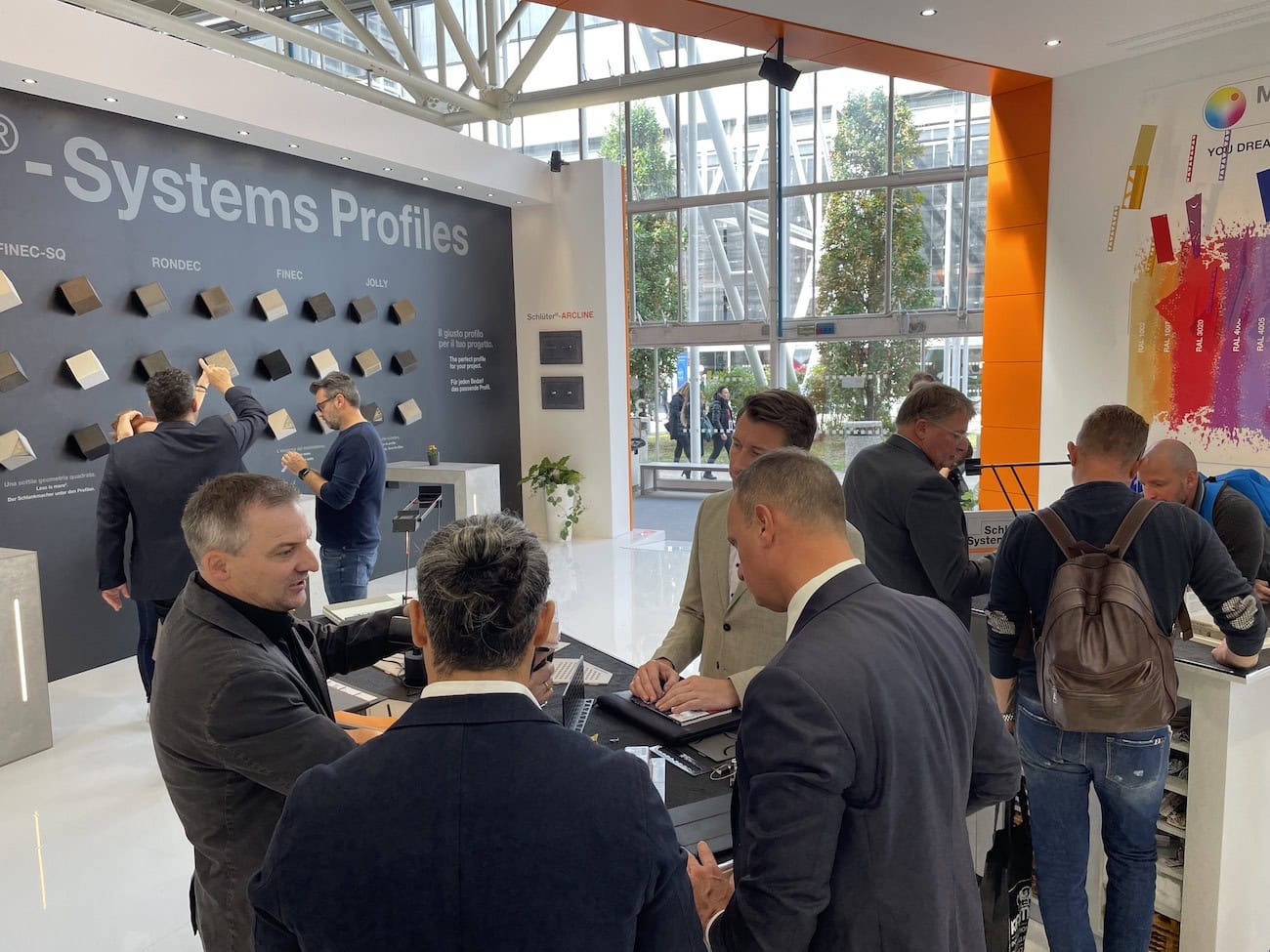 Messestand von Schlüter-Systems auf der Cersaie 2022 in Bologna.