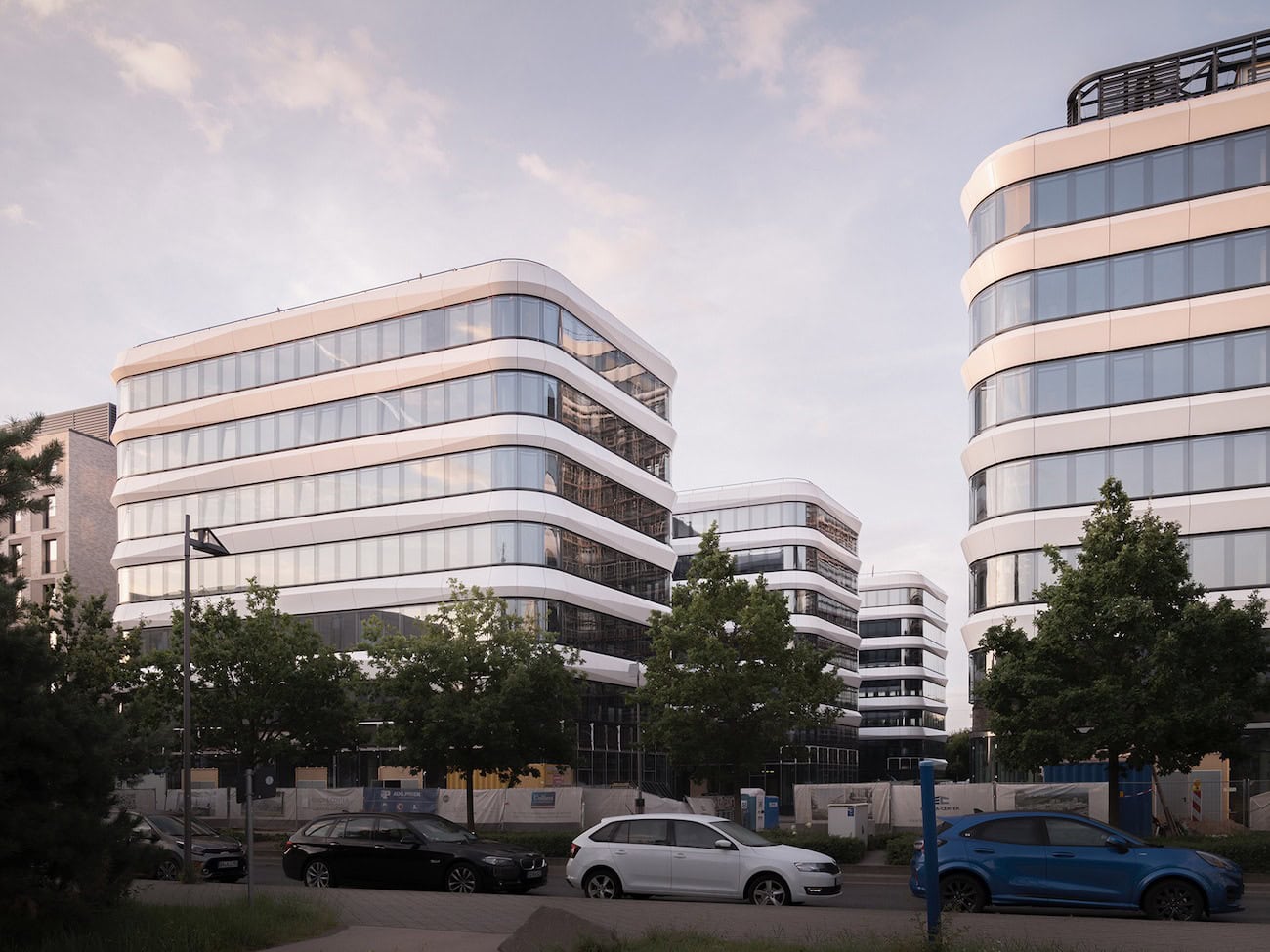 Das Europa-Center Gateway Gardens ist aufgrund seiner nachhaltigen Bauweise bereits mit dem DGNB-Vorzertifikat in Gold ausgezeichnet.