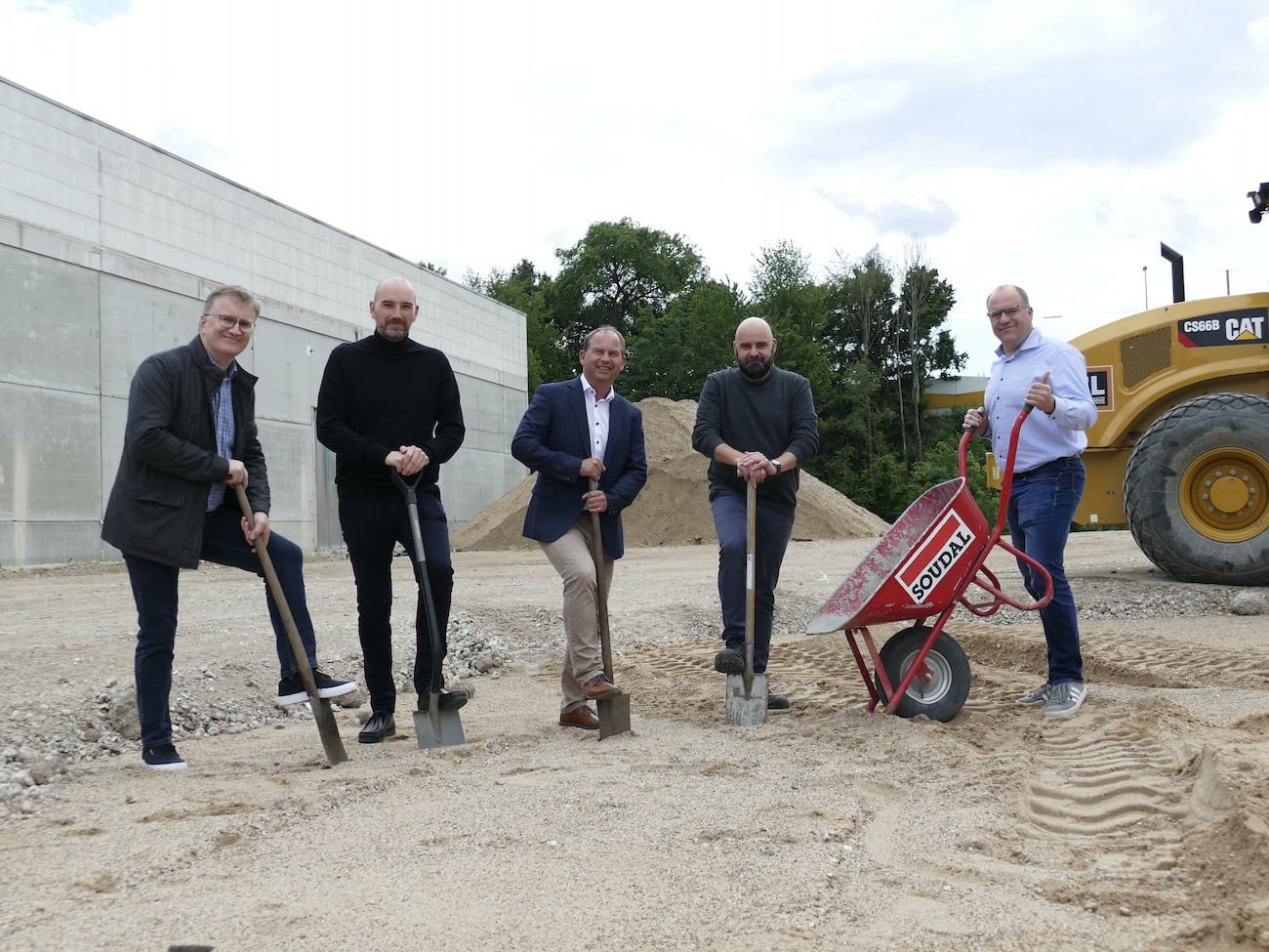 Zum Auftakt der Baumaßnahmen gab es im Mai 2022 einen traditionellen Spatenstich mit (von links) Elmar Bode, Alexander von Vulté, Harald Lüdtke, Marcel Hülser und Arnd van Wesel.