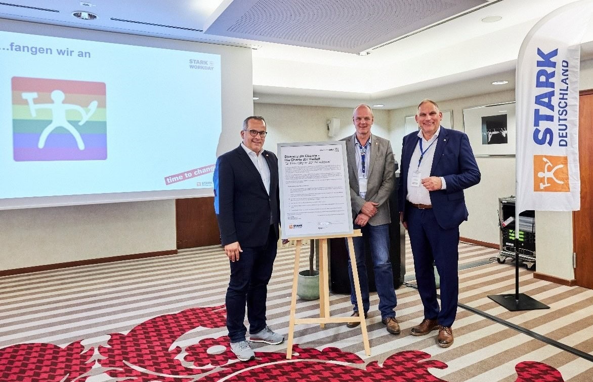 Timo Kirstein, Geschäftsführer Vertrieb, Frans Theeuwes, Geschäftsführer Finanzen, und Marc-Oliver Windbacher, Geschäftsführer Personal, bei der Unterzeichnung.