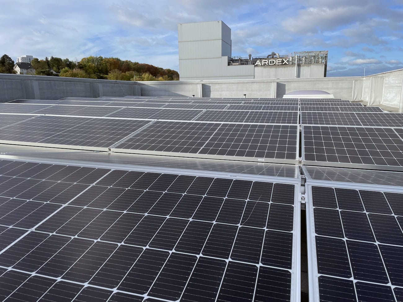 Ardex hat am Hauptsitz in Witten eine 3.200 Quadratmeter große Photovoltaik-Anlage in Betrieb genommen.