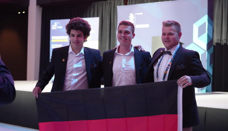 Yannic Schlachter (Mitte) bei der Siegerehrung mit Trainer Marcel Beyer und Ersatzmann.