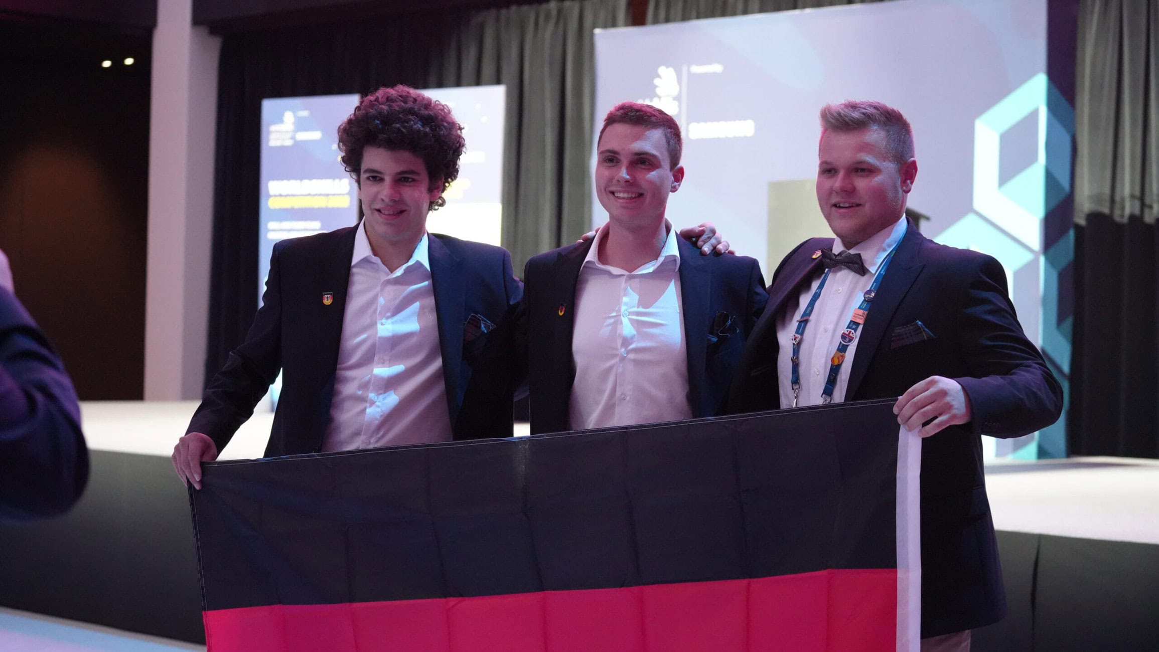 Yannic Schlachter (Mitte) bei der Siegerehrung mit Trainer Marcel Beyer und Ersatzmann.