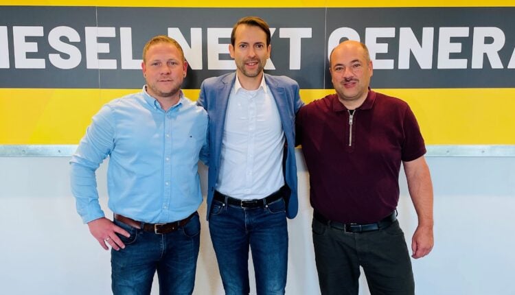 Wollen die Erfolgsgeschichte der Kiesel Fliesentechnik fortschreiben: Geschäftsleiter Jürgen Schwarz mit den Regionalverkaufsleitern Benjamin Wirtz, Region West (links), und Jochen Lahrsow, Region Süd (rechts). Foto: Kiesel Bauchemie