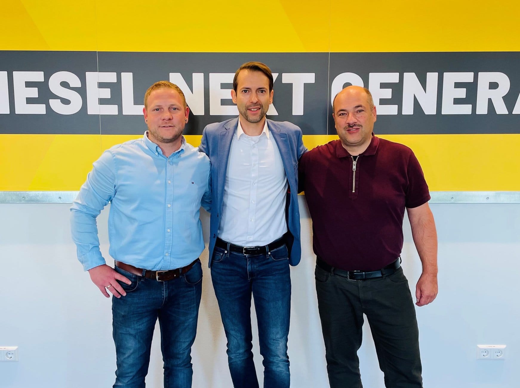 Wollen die Erfolgsgeschichte der Kiesel Fliesentechnik fortschreiben: Geschäftsleiter Jürgen Schwarz mit den Regionalverkaufsleitern Benjamin Wirtz, Region West (links), und Jochen Lahrsow, Region Süd (rechts). Foto: Kiesel Bauchemie