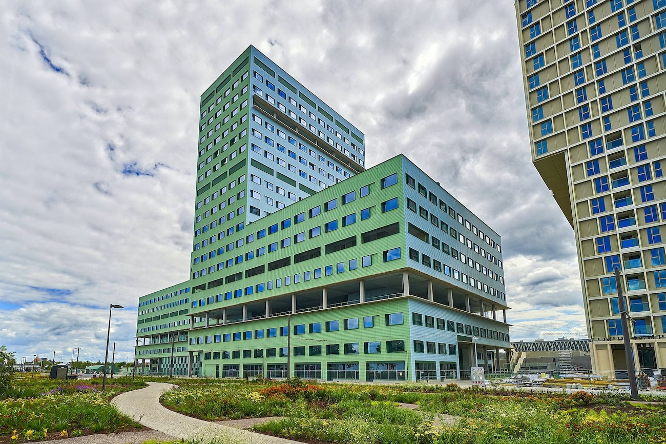 Klinikneubau Cadix Ziekenhuis vom Architekturbüro Robbrecht & Daem, Gent, als markantes „Scharnier“ zwischen einem neuen Landschaftspark, den Docks und der Innenstadt von Antwerpen.