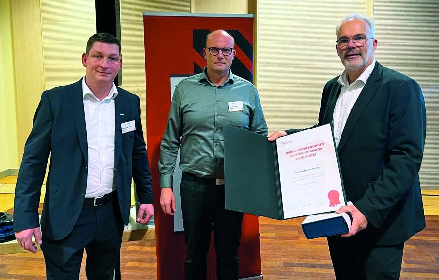 Übergabe der Auszeichnung auf der Hagebau-Vollversammlung in Berlin. V. l. n. r.: Sebastian Wolf (Vertriebsleiter Ost Botament), Frank Große (Leiter Spezialisierungssys-tem Vertrieb Bauen + Modernisieren), Jack Geenen (Vertriebsleiter Nord Botament).