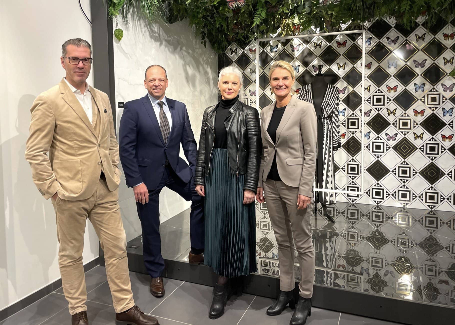 Erläuterten uns die Neuheiten und die Strategien (v.l.n.r.) Marketing Direktor Florian Bausch, Geschäftsführer Dr. Jörg Schwall, Sarah Ostheimer, Leitung Marketingkommunikationund Monika Roth, Marketingkommunikation/PR. Fotos: Redaktion