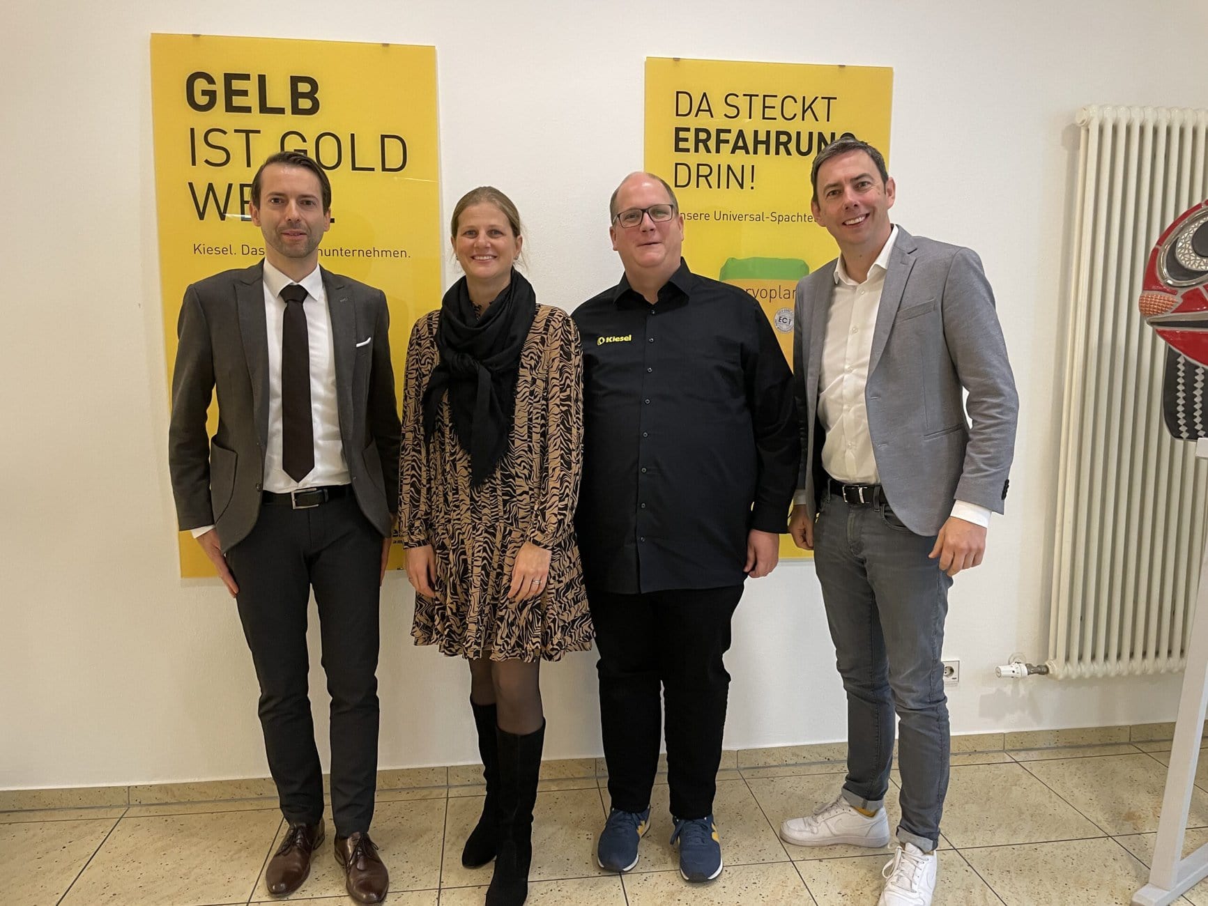 Freuen sich auf ein spannendes Jahr 2023 (v.l.n.r.): Jürgen Schwarz, Leiter Fliesentechnik, Geschäftsführerin Beatrice Kiesel-Luik, Ferdinand Kiesel, Leiter Unternehmenskommunikation, und Jürgen Müller, Leiter Fußbodentechnik. Fotos: Redaktion
