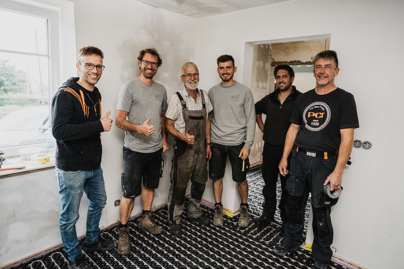 Teamarbeit bei der Sanierung eines alten Bauernhofs in Monschau: 