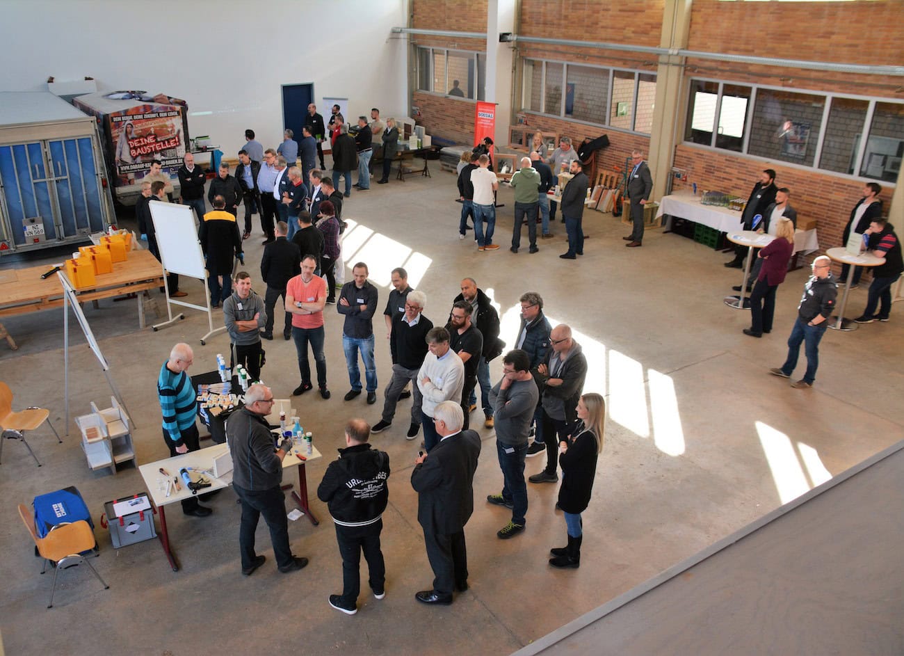 An den Praxisstationen können die Teilnehmer am Verfuger-Workshop in Oberhausen selbst Fugen ausführen.