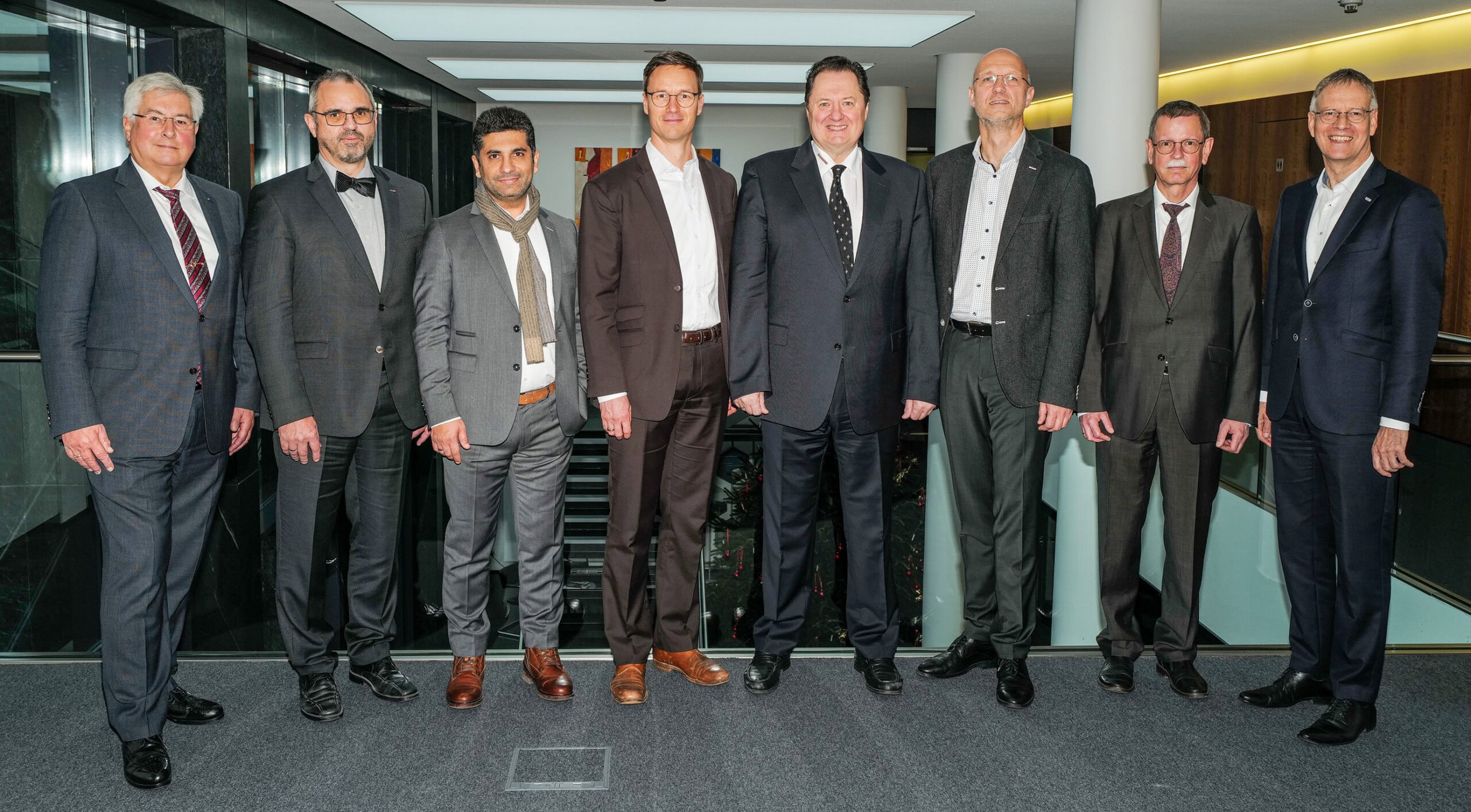 Der neu gewählte Vorstand der QDB (v.l.): Norbert Schröter, Stefan Großmann, Dr.-Ing. Amir Asgharzadeh, Dr.-Ing. Patrick Schäffel, Prof. Dr. Josef Felixberger, Jörg Krahnert, Dr.-Ing. Peter Hammerschmitt und Dr. Michael Fooken. Foto: QDB