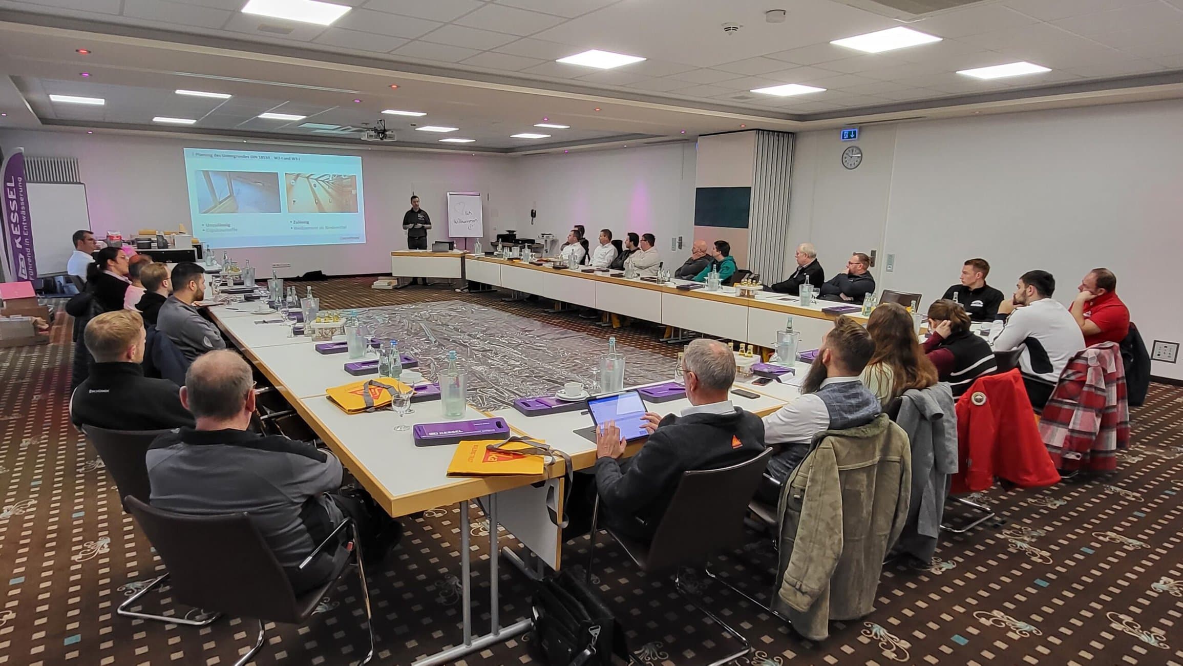Zu Beginn wurde den Seminarteilnehmern in der Theorie alles Wissenswerte rund um Regularien, Probleme und Lösungen der Verbundabdichtung näher gebracht Foto Schönox