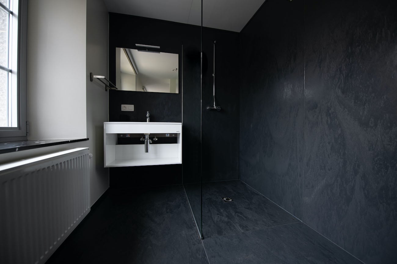 Das dreiköpfige Handwerkerteam konnte innerhalb eines Tages ein Bad mit dem wedi Duschelement, Bauplatten und den wedi Top Designoberflächen sanieren.