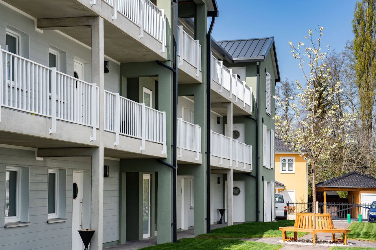 Eine vorgehängte hinterlüftete Fassade mit Hardie VL Plank Fassadenbekleidungen in täuschend echter Holzoptik