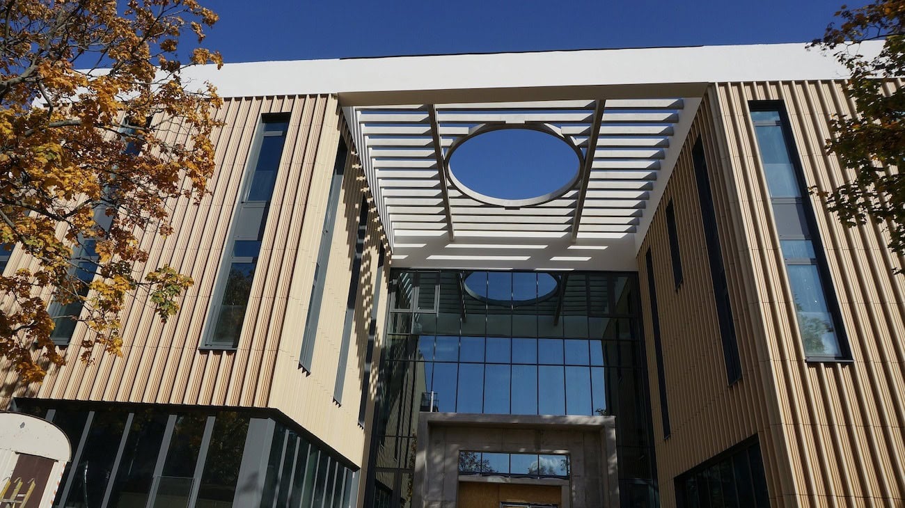 NBK-Keramikfassade mit gold-kupferfarbener Effektglasur