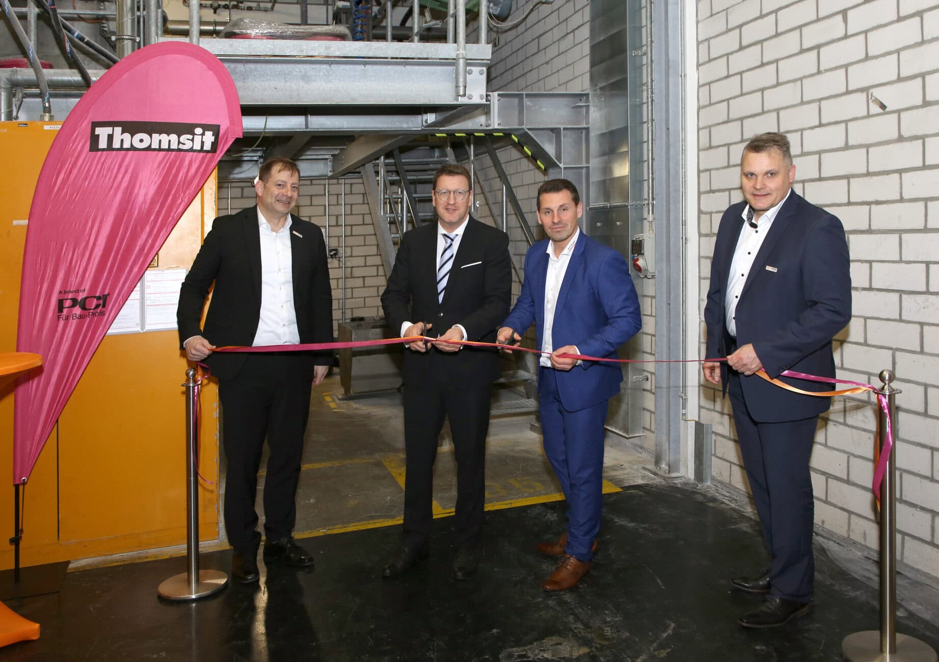Einweihung der neuen Parkettkleberanlage in Wittenberg: Frank Rösiger (technischer Geschäftsführer PCI Augsburg GmbH), Torsten Zugehör (OB Lutherstadt Wittenberg), Christian Wolf (Standortleiter Wittenberg, PCI Augsburg GmbH) und Karsten Scholz (Verkaufsleiter Mitte-Ost, Thomosit), von links nach rechts Foto:PCI Augsburg