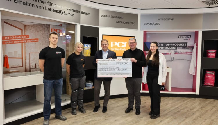 Übergabe des Spendenschecks bei PCI