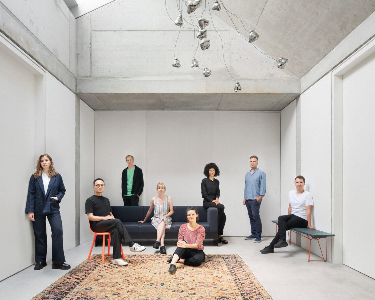 Gruppenfoto des kuratorischen Teams, v.l.n.r: Franziska Gödicke, Anh-Linh Ngo, Petter Krag, Juliane Greb, Anne Femmer, Melissa Makele, Christian Hiller, Florian Summa