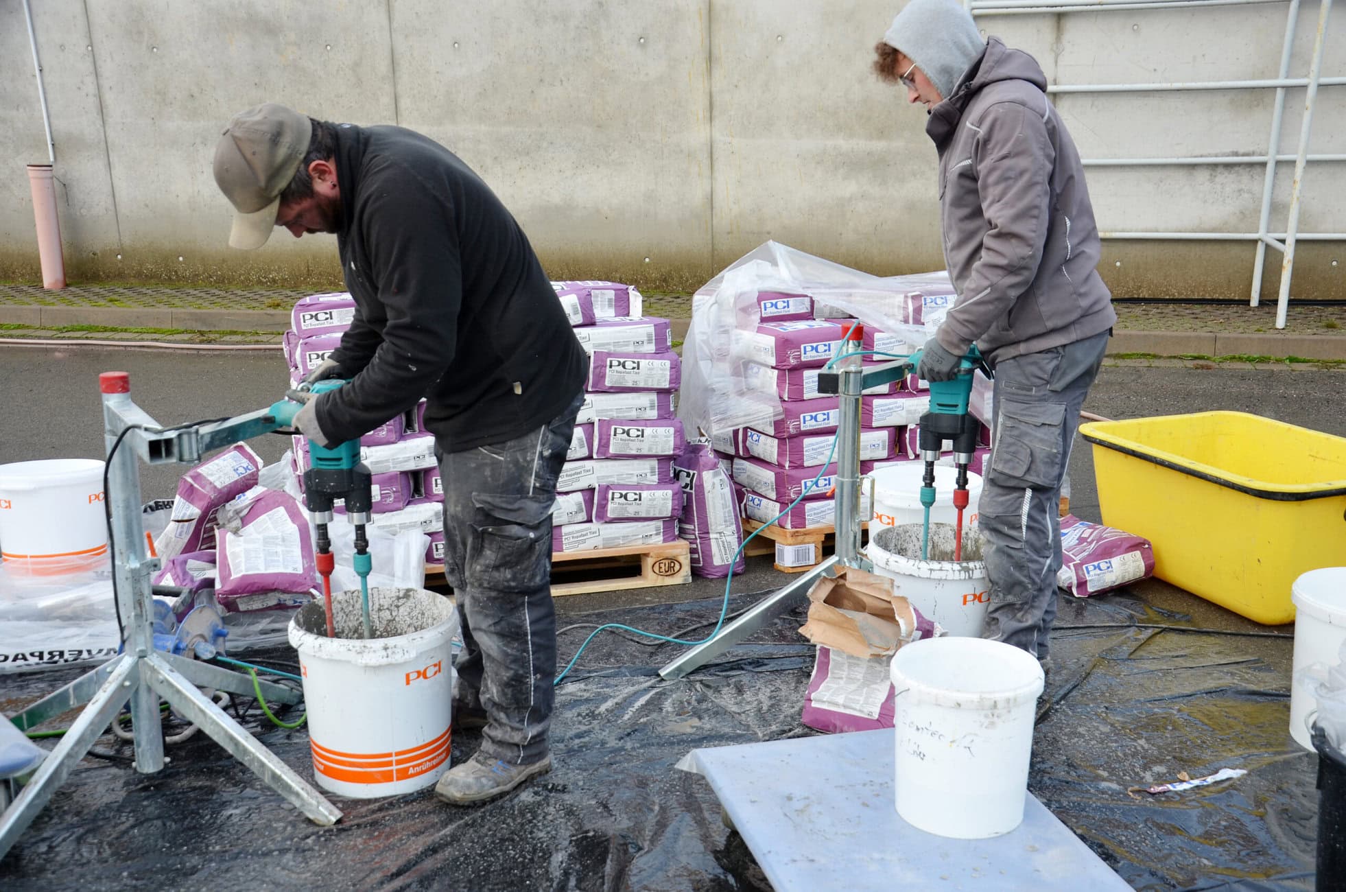Anrühren des Reparaturmörtels mit zwei Collomix Xo 55 duo und Rührständer RMX Foto: Collomix