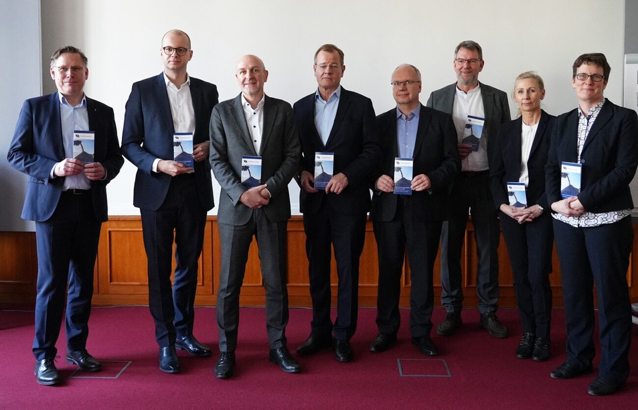 Die Initiative Kreislaufwirtschaft Bau bei der Übergabe des Berichts an Staatssekretär Dr. Bösinger im Bundesbauministerium Foto: ZDB