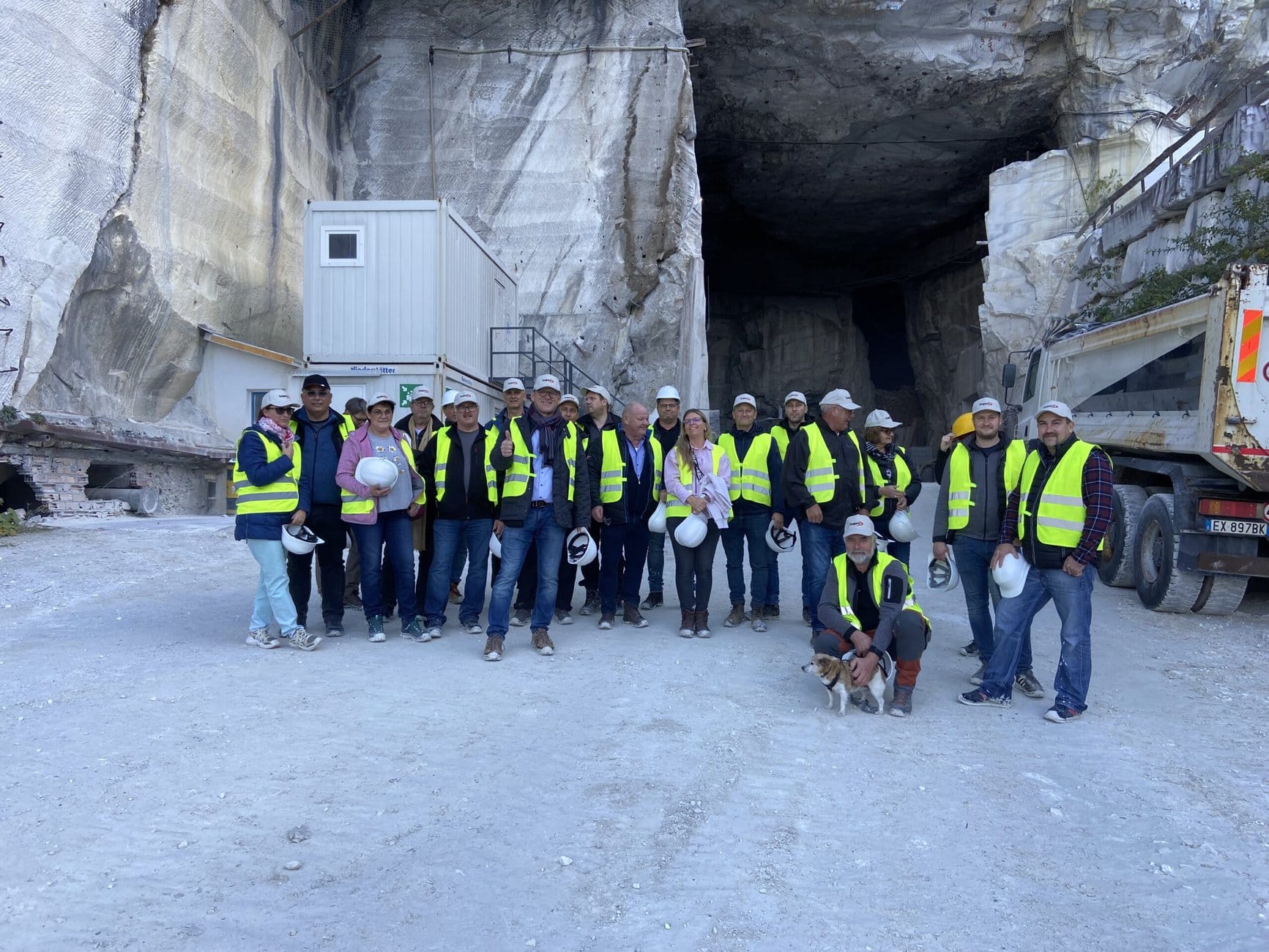 Gruppenbild vor Eingang Marmorstollen in Laas Foto: Sopro