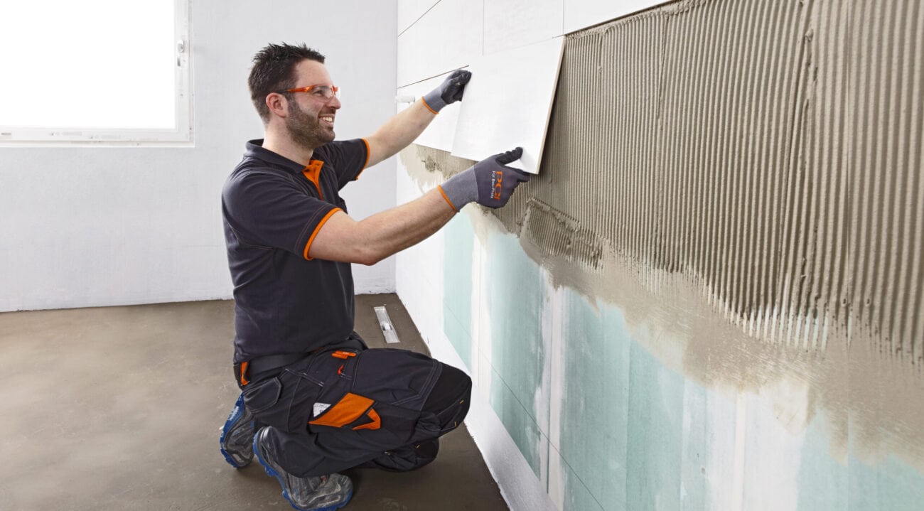 Großformatige, schwere Fliesen lassen sich mit PCI Nanolight mühelos und ohne Nachrutschen an der Wand fixieren