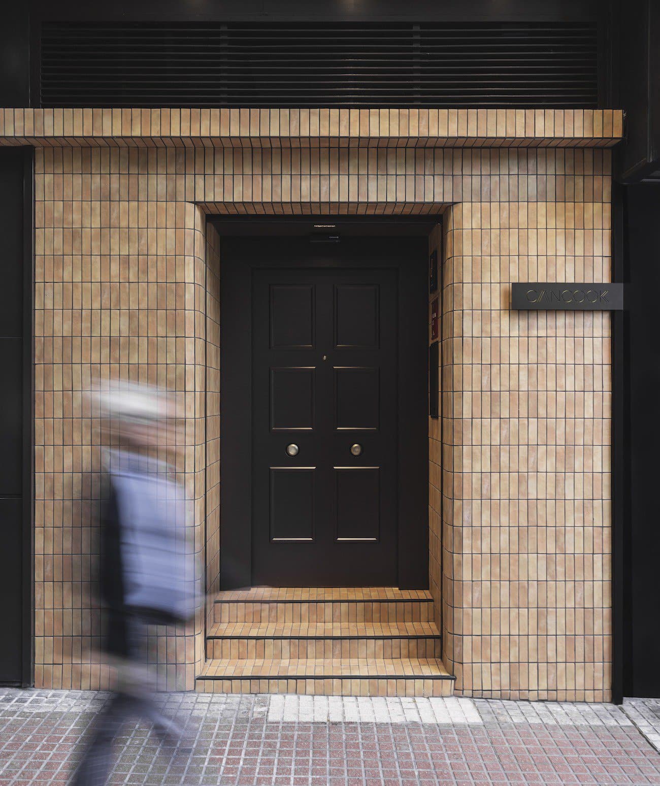 Der Eingang des Restaurants Cancook gestaltet mit WOW Fliesen