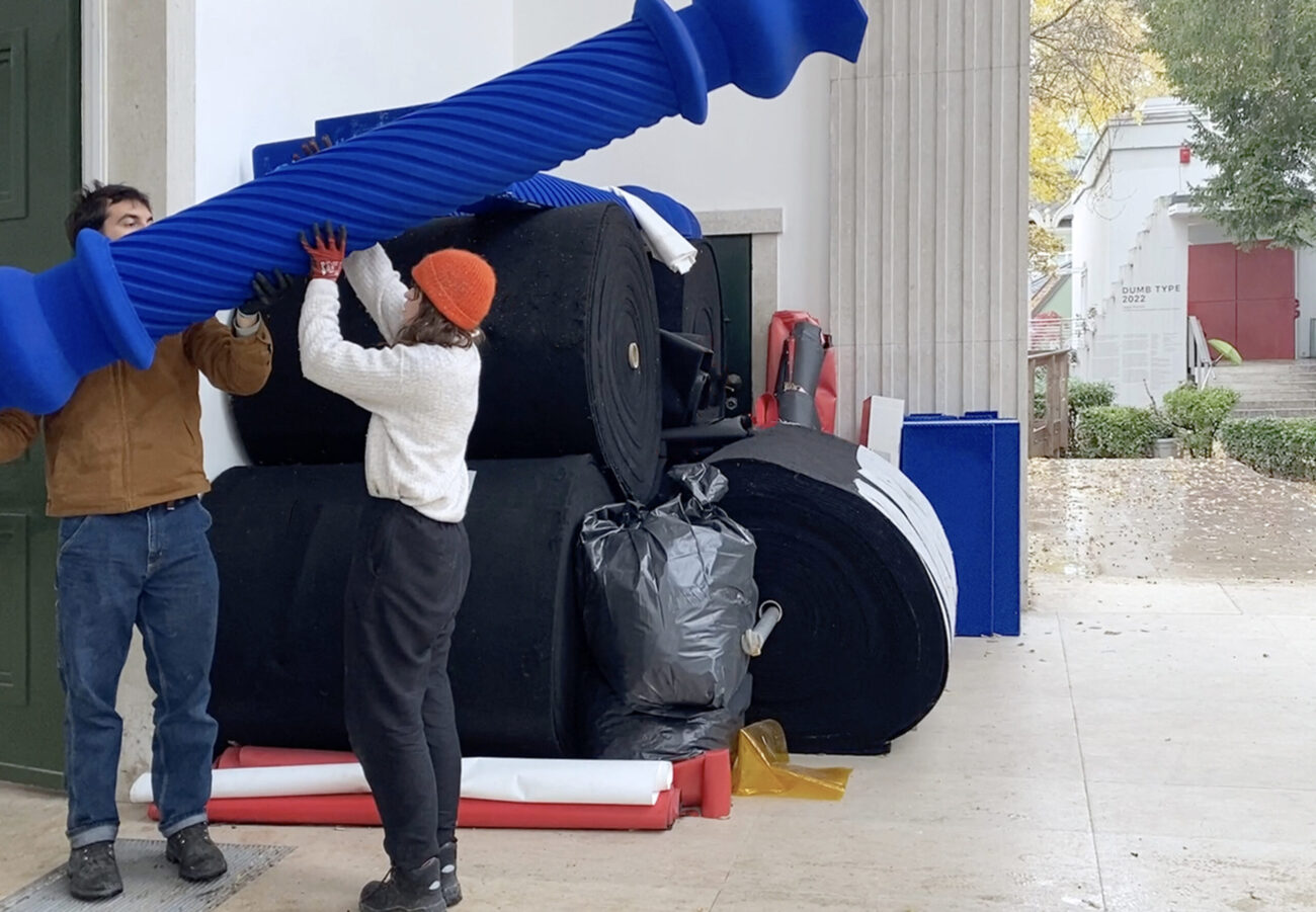 Einlagerung gesammelter Spolien aus der Kunstbiennale 2022 in den Deutschen Pavillon, Dezember 2022