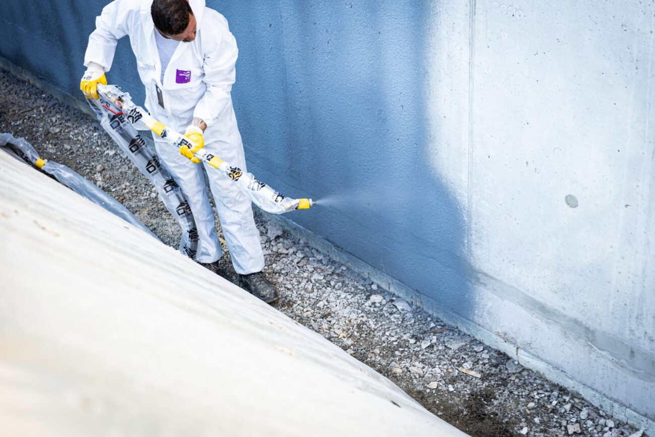Aquafin-RB400 kann händisch aber auch, wie hier, im Spritzverfahren verarbeitet werden