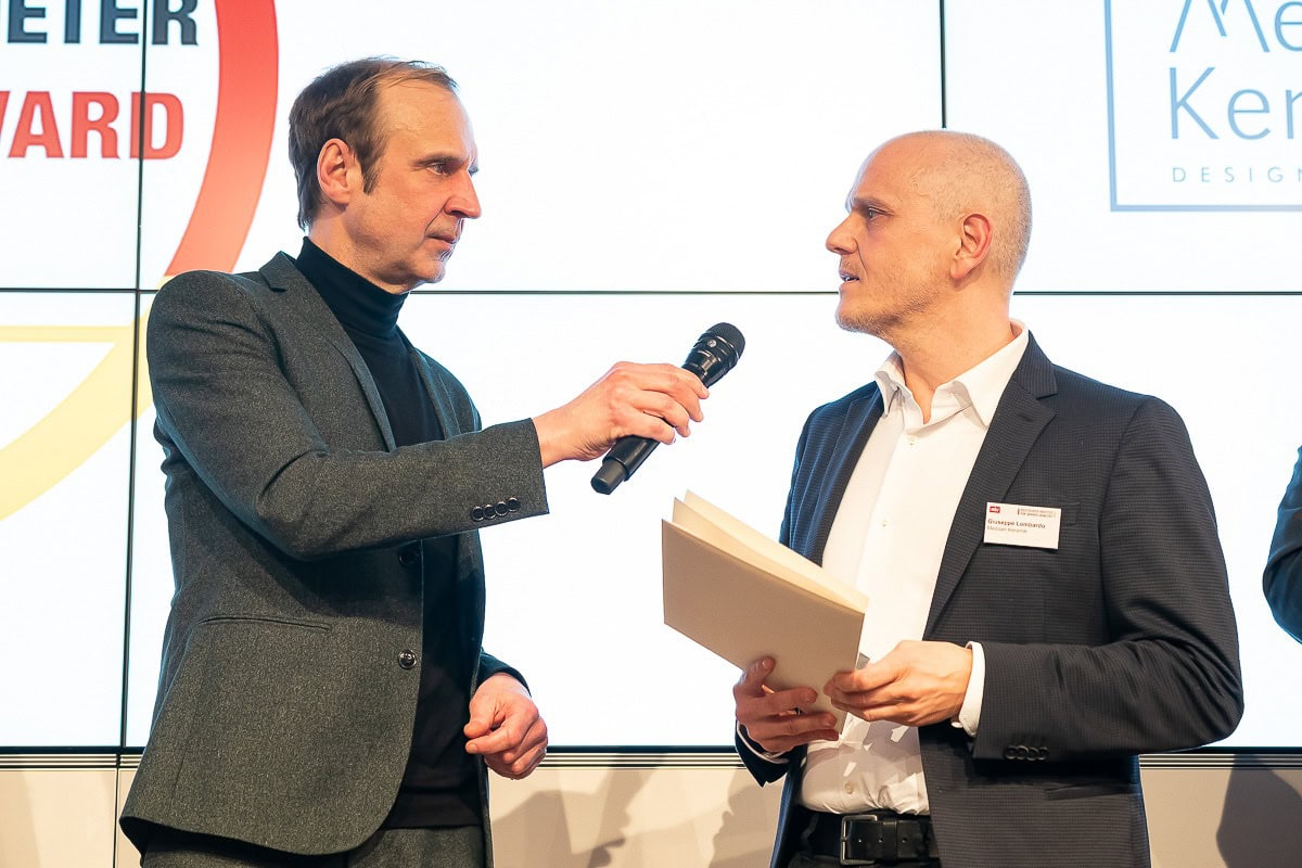 Giuseppe Lombardo, Gesamtvertriebsleiter Europe Tiles Division bei der Meissen Keramik GmbH (rechts), nahm den Preis in Berlin entgegen.