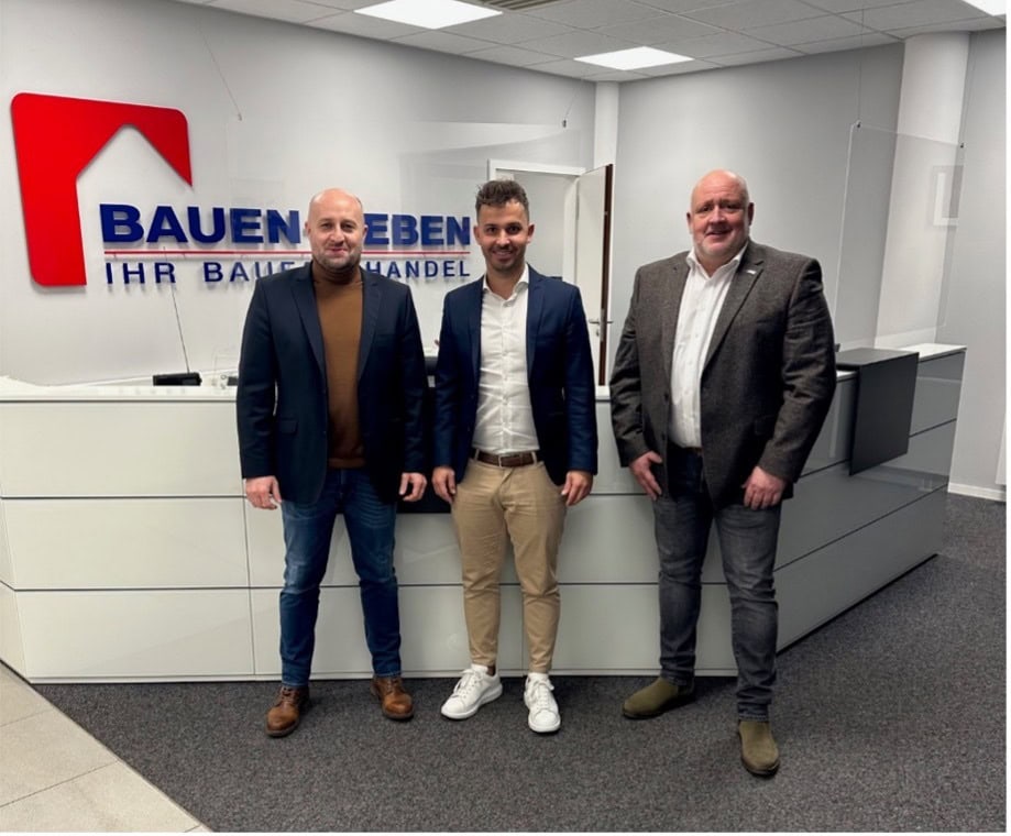 (v.l.n.r.): Patrick Nowak Geschäftsführer BAUEN+LEBEN; Kevin Breuer Geschäftsleitung EUROBAU-TRANS Transport- und Baustofflogistik; Josef Cherfi Geschäftsführer EUROBAU-TRANS Transport- und Baustofflogistik