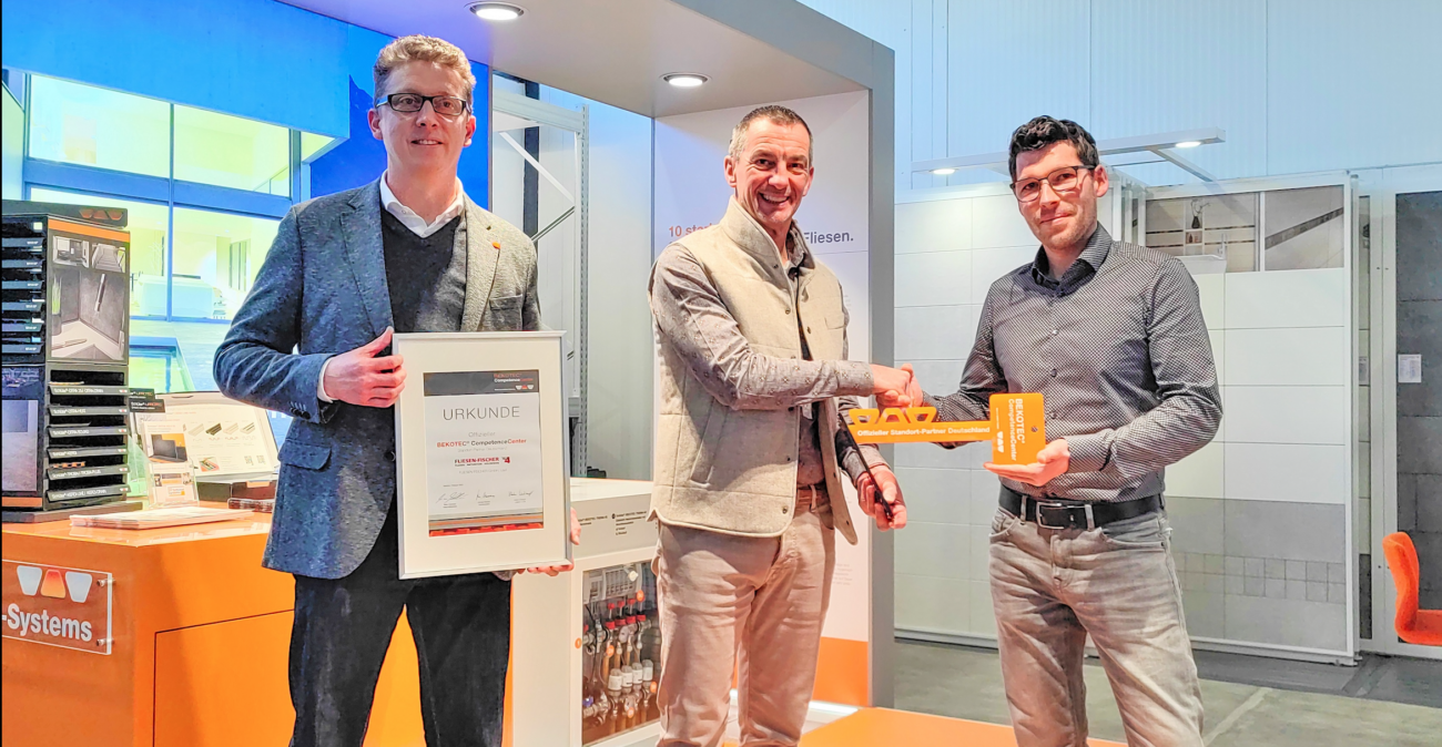 Von links nach rechts: Schlüter-Fachberater Jochen Herzog, Schlüter-Verkaufsleiter Gerd Lotzmann und Niederlassungsleiter Julian Moll im Bekotec CompetenceCenter von Fliesen Fischer
