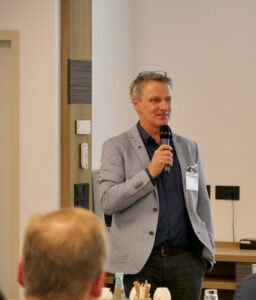 Landesfachgruppenleiter und Fliesenlegermeister Stefan Bohlken moderierte die zwei Tage unter dem Motto „Teilen ist das neue Haben“
