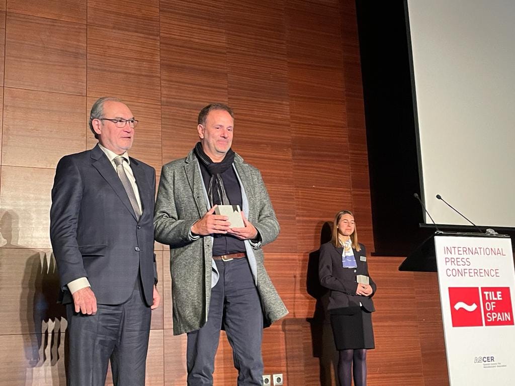 Chefredakteur Ralf Schanze nahm den Preis im Rahmen der Internationalen Pressekonferenz des spanischen Herstellerverbandes ASCER von ASCER Präsident Vicente Nomdedeu Lluesma entgegen