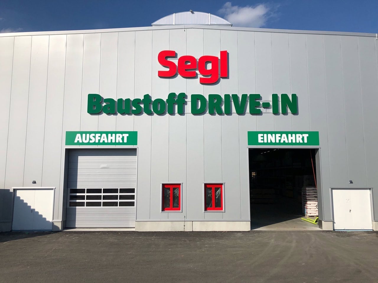 Im Baustoff Drive-In können Kunden des hagebaumarkts Segl mit ihrem Auto selbst an die Regale fahren und die gewünschte Ware einladen