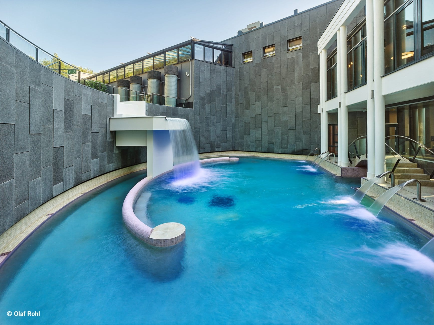 Beim rund 500 Quadratmeter großen Außenbecken Nord hatte es Probleme mit der Dichtigkeit gege- ben. Bei der Sanierung wurde das Becken nun komplett neu gestaltet und optisch aufgewertet. Foto: Olaf Rohl