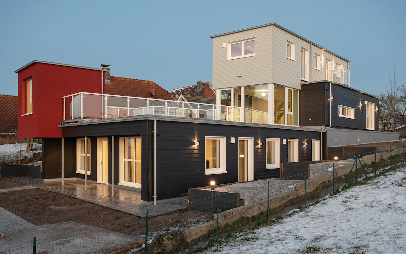 Dank der Hardie Plank Fassadenplatten ist es dem Architekten gelungen, die außergewöhnliche Architektur des Einfamilienhauses mit einer ebenso ausgefallenen Fassadenoptik zu betonen