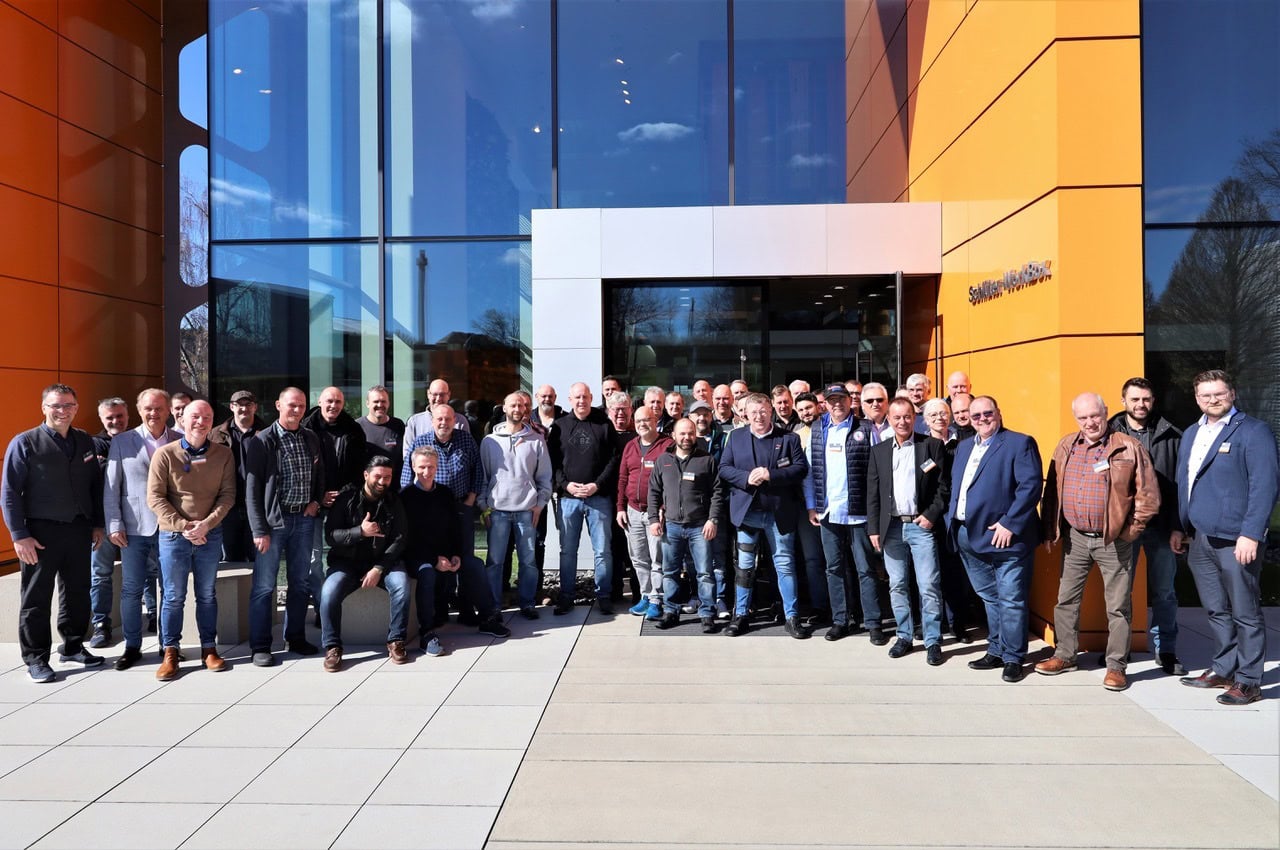 Rund 40 Ausbildungsexperten der Branche trafen sich auf Einladung des Fachverbands in der Schlüter-WorkBox, um über aktuelle Themen rund um die Fliesenlegerausbildung zu diskutieren