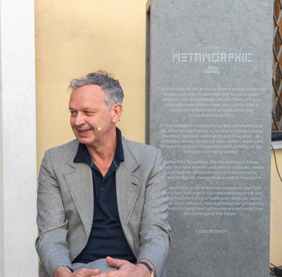Zusammen mit Cosentino realisierte der britische Designer Tom Dixon die Installation „Metamorphic“ in Mailand. Die skulpturalen Module wurden mit der neuen Kollektion Dekton Pietra Kode gefertigt. Sie spielen mit der Ästhetik von Stein, Wasser, Klang und Licht und rücken das Bad-Design in den Fokus der Innenarchitektur. Foto: Cosentino