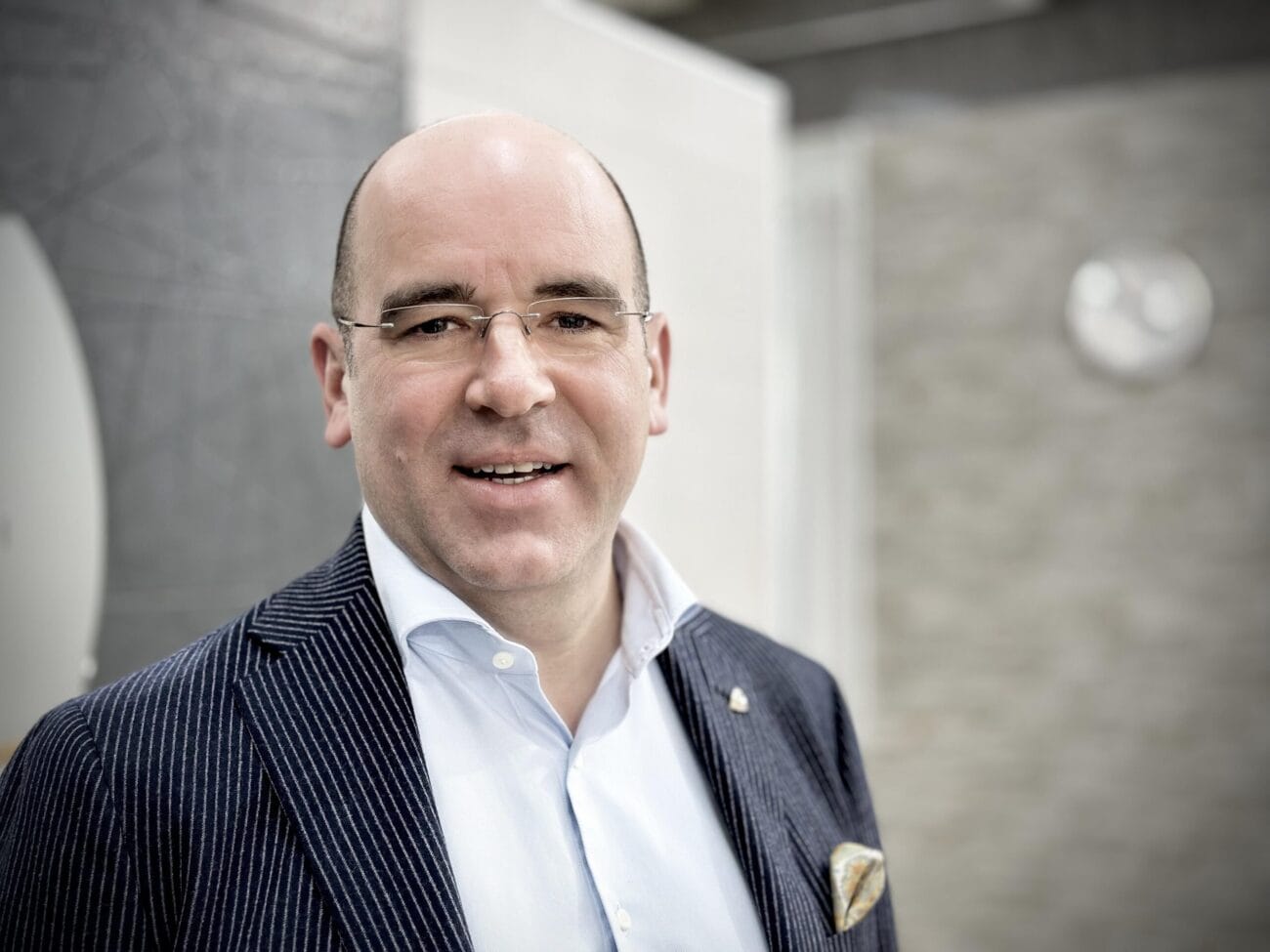 Oliver Semsch, Sales Director Western Europe bei Lasselsberger für die international bekannte Marke RAKO: „Derzeit arbeiten wir an einer Vielzahl anspruchsvoller Projekte, die uns positiv in die Zukunft blicken lassen.“ Fotos: RAKO/Tim Westphal, Pilsen