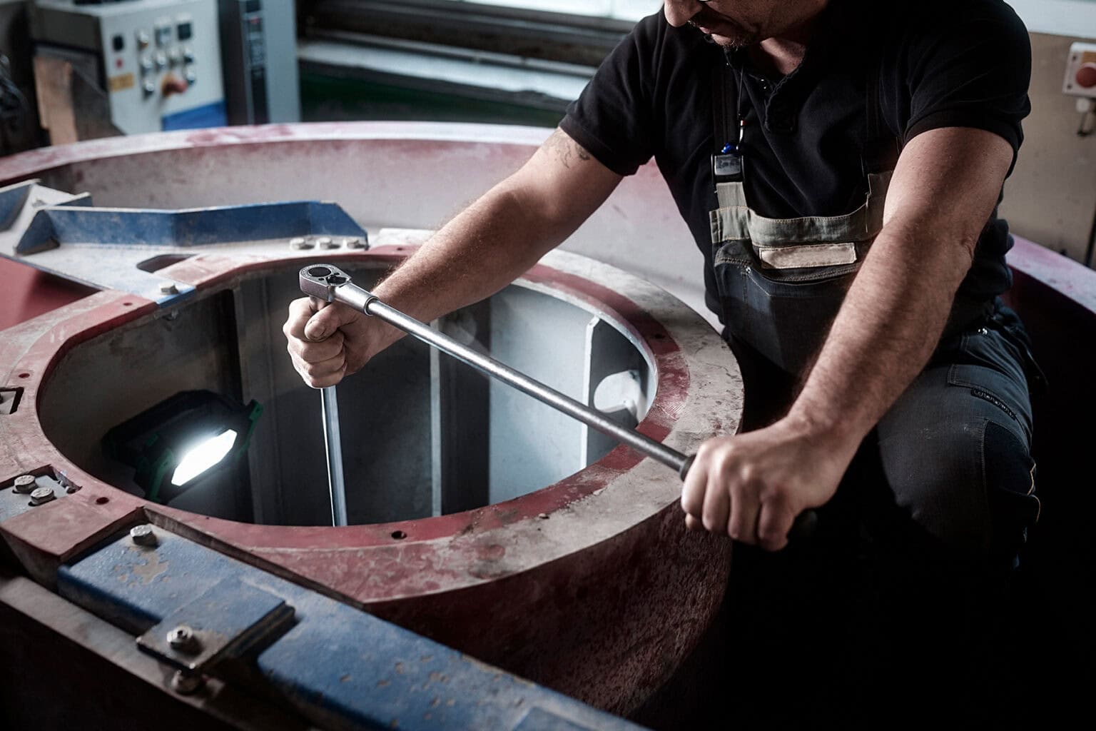 Stabiles Gehäuse, IP64-geschützt – der Arbeitsstrahler wurde für den harten Alltag in Industrie und Handwerk entwickelt. Foto: Stahlwille