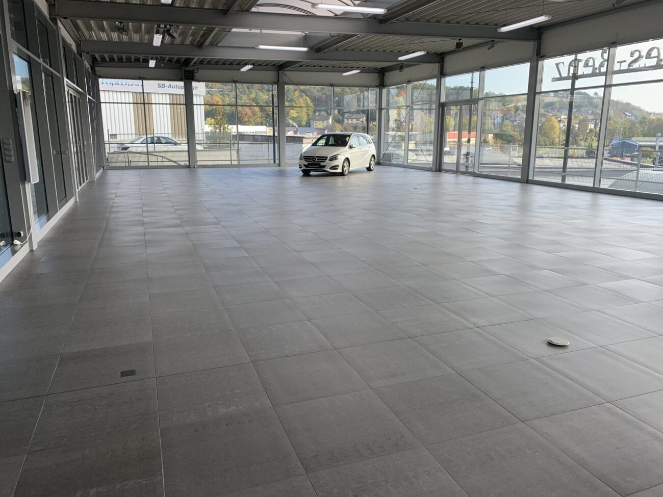 Professionell mit PCI-Produkten verlegt: Der neue Fliesenbelag im Autohaus A.M.T. in Erlenbach muss hoher mechanischer Belastung und starker Sonneneinstrahlung standhalten. Foto: PCI