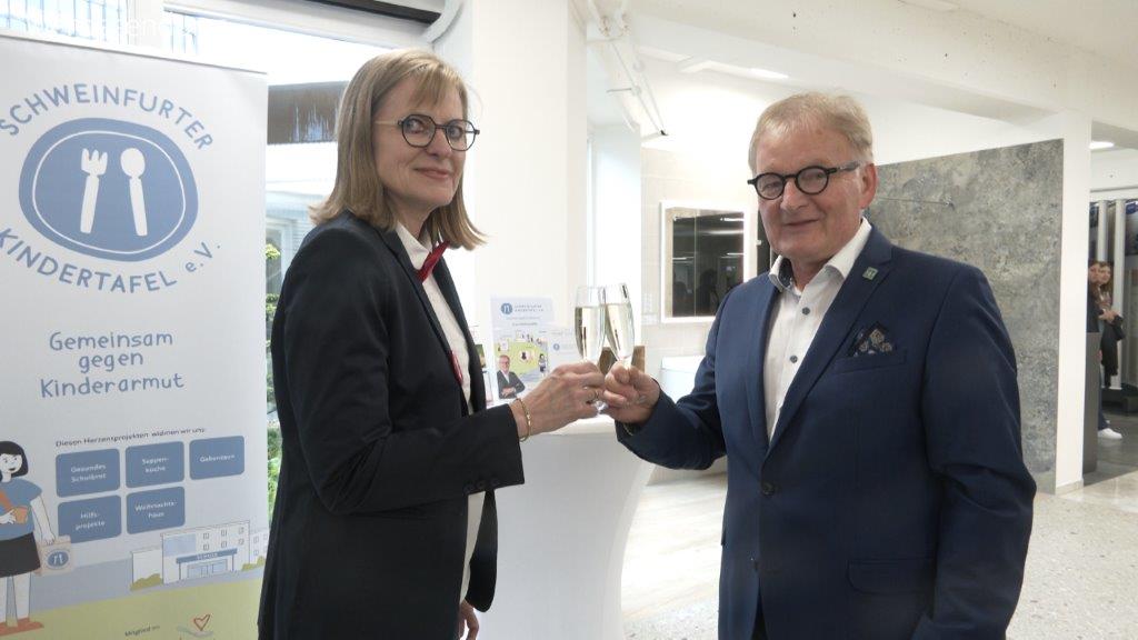 Carolin Betzel-Grau, Geschäftsführerin der Firma Steger Fliesen und Natursteinhandel GmbH, unterstützt mit 10.000 Euro die Schweinfurter Kindertafel, vertreten durch den Vorsitzenden Stefan Labus. Foto Fliesen Steger